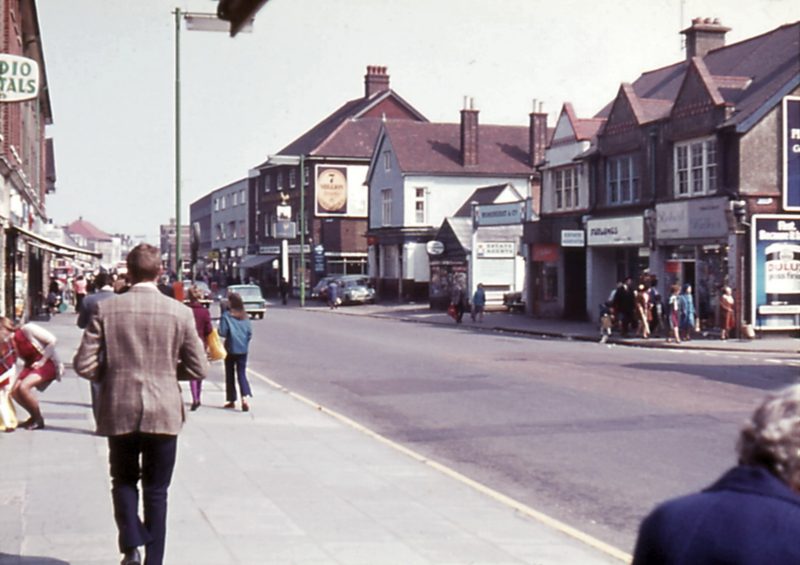 0207-910-orpington-1971-high-street-coach-horses-lf